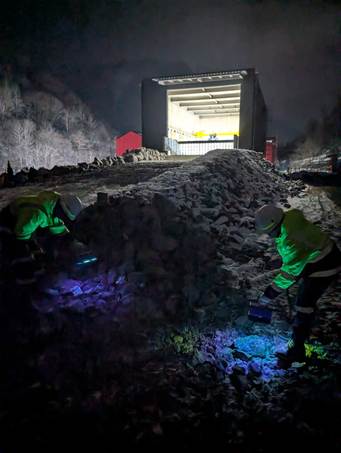 A group of people working at night

AI-generated content may be incorrect.